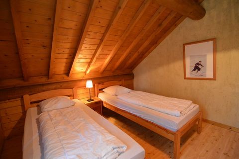 Dit is een fantastisch chalet op 600 m hoogte. Het huis is volledig met hout afgewerkt en er zijn veel diverse voorzieningen voor jong en oud. Er is een grote slaapzaal met 7 bedden, die erg geschikt is voor een groep kinderen. Een grote sauna biedt ...