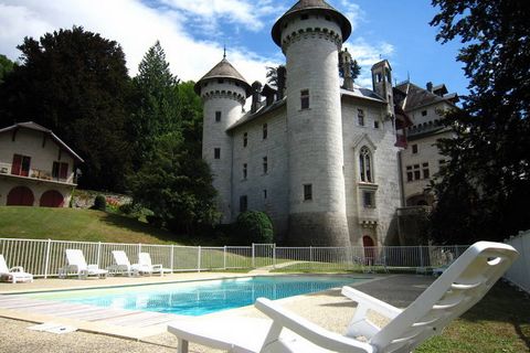 This special apartment in a chateau in the south of France features stunning views and a refreshing swimming pool (open from 15 May). There are 2 bedrooms that can accommodate 4 people. This option is suitable for families. Start the morning with a h...