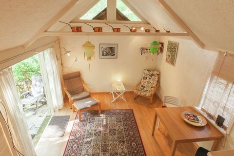 This pet-friendly holiday home in Huizen has 1 bedroom to host 2 guests and is ideal for a small family. There is a terrace and gas heating for a pleasant stay. The nearby forest ( 100 m) is great for tranquil walks and you can enjoy a swim in the pu...