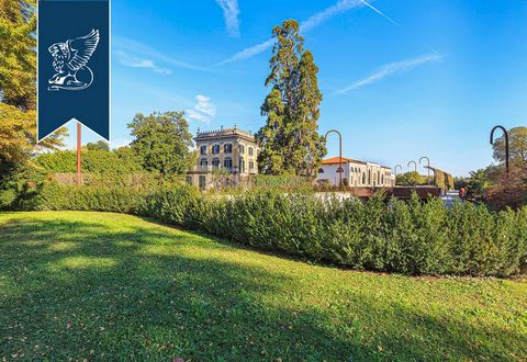 Aux portes de Milan, à flanc de colline près de Lecco, ce prestigieux complexe résidentiel est à vendre dans la verdure d'un grand parc de près de six hectares. Composée de cinq bâtiments, dont la villa principale, une deuxième villa utilisée co...