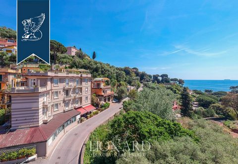 Situé dans la belle baie de Fiascherino, cet hôtel prestigieux est à vendre entre Lerici et Tellaro. La structure, élégante et raffinée dans son style typiquement méditerranéen, est un lieu accueillant qui invite à la détente, grâce à la vue imprenab...