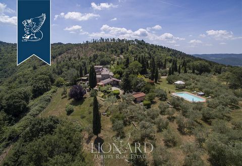 This farmhouse for sale is situated in the heart of Tuscany, girdled by Chianti's sweet rolling hills. This 400 m² property is at the moment being used as a tourist accommodation facility. Furthermore, It is split into two spacious apartments, f...