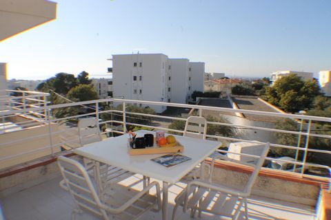 Comfortable apartment with a capacity for 4 people where you can enjoy the many possibilities that La Costa Brava offers. Located in the urbanization Mas Oliva, one of the quietest parts of Roses, it has a swimming pool and a garden where you can rel...