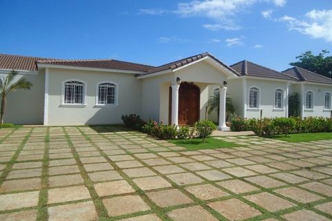 Villa de 7 dormitorios en venta en urbanización cerrada con campo de golf. Organizada como una finca con patio, la villa tiene una escala que impresiona, con una parcela de tierra que se acerca a los 42,000 pies cuadrados con un diseño de edificio in...