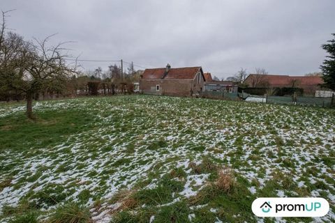 Come and discover this building plot of 882 m², located in the countryside in a peaceful village, close to amenities. This enclosed land is unserviced and has a façade of 21.5 m, it will be necessary to install a water and electricity meter. It is su...