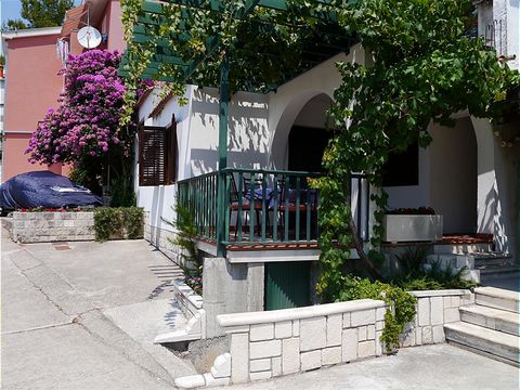 La casa donde los apartamentos se encuentran está situado en un lugar agradable, tranquilo, tranquilo y hermoso en la ciudad de Radalj, en Radalj península, a medio camino entre Split y Dubrovnik. La casa está en la calle principal, al final de un ca...