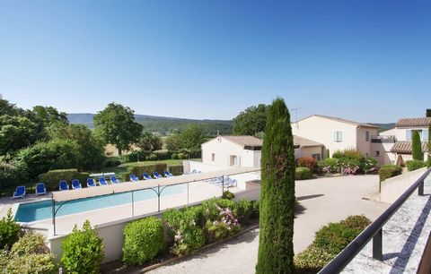 In the mountainous countryside of the Northern Luberon, 4 km from the village of Bonnieux, lies the modern holiday resort Les 4 Soleils. The village of Bonnieux is one of the most beautiful villages in the Luberon and offers a beautiful view of the m...
