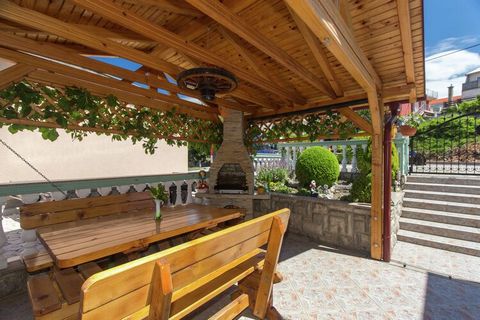 This stylish apartment is in Senj. It is ideal for a small group and can accommodate 4 guests. This apartment has 2 bedrooms and a shared swimming pool for you to relax and get rejuvenated. The nearest restaurants are 600 m away from the stay if you ...