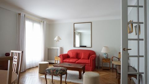 Apartment composed of 2 bedrooms with a surface area of ​​70 m², located on the 5th floor with elevator, of a building in the 16th arrondissement. The apartment is fully equipped (internet connection, heating, cable TV) Vitroceramic hotplates, refrig...