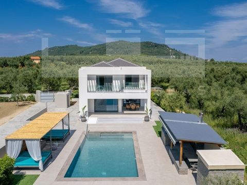 en el centro de Zakynthos, en el sereno pueblo verde de Agios Kirikos en venta esta villa de lujo de nueva construcción con una superficie total de 200m² y una parcela de 1.500m² en medio de olivares, con excelentes vistas de las verdes montañas que ...