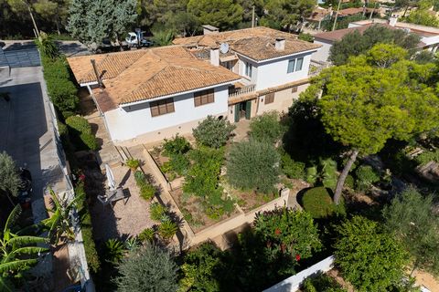 This house is located in a quiet residential area in El Toro in the southwest of Mallorca with beautiful views of the mountains and the Galatzó and was built in 1982 on a plot of about 1,000m ² and partially renovated in 2007. In the basement on gard...