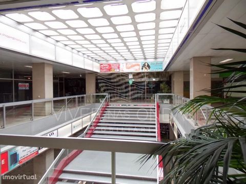 Deed offering. Commercial space, which functioned as a cinema, inserted in Shopping Brasília, in Cedofeita, Porto. It also includes 7 commercial spaces. VIVER NAS ONDAS is a real estate company with 17 years of experience that also acts as a CREDIT I...