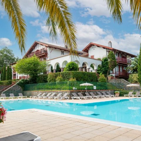 The Villa, overlooking the Nivelle golf course and the bay of Saint-Jean-De-Luz, enjoys a peaceful and rejuvenating environment. Its architecture harmoniously combines the Belle Epoque and the Basque references such as timbering and terracotta tiles....