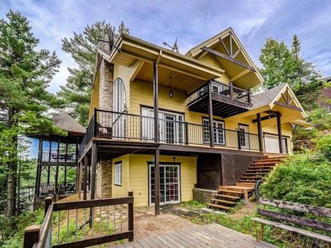 **Water Front** Dream location, on the Lac-Simon/Lac Barrière waterfront. Breathtaking 180 degrees view of the water and landscape. An exceptional site, with a cottage strategically positioned to enjoy the sun all day long. Large open-plan spaces and...