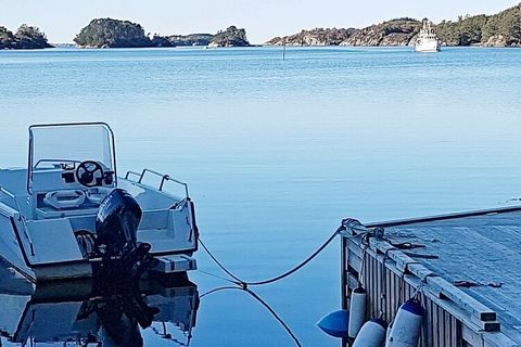 Esta súper casa de pesca con el barco de los sueños del pescador aficionado (Hobby 540 CC / Fisher con Suzuki de 60 HP, gps, plotter y ecosonda Lowrance Elite-9 con 3D para alquilar) tiene una excelente ubicación junto al fiordo en el municipio de Au...