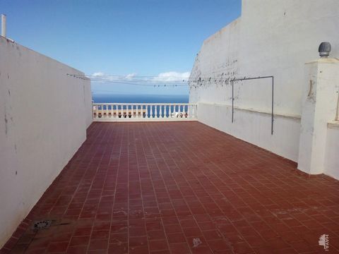 Property pending registration. Apartment located on Los Menceyes street in Icod de los Vinos, in Santa Cruz de Tenerife. The house measures about 125.25 built square meters and 97.0 useful square meters, the interior of which has three bedrooms, two ...