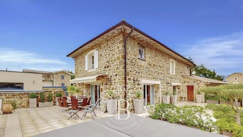 EXCLUSIVE - VERNOSC-LÈS-ANNONAY. Located near the Safari de Peaugres, one hour from LYON, this stone house has 11 rooms and offers great amenities. The garden level consists of a large living room with an open dining room/kitchen, a pantry and a mast...