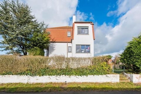 Deze volledig gerenoveerde belle-étage villa met 4 slaapkamers is rustig gelegen maar toch slechts op een goeie 7 minuutjes wandelen van de zee en het winkelcentrum. Wifi aanwezig. Huisdieren niet toegelaten. Op het gelijkvloers: een hall, moderne wo...