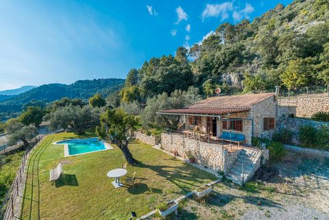 Rustic property in Mancor de la Vall, spectacular rustic property with spectacular views and holiday license for 4 people, the property with parts built out of ordinance but more than 20 years ago, has a living room, open kitchen, 1 large room with 1...