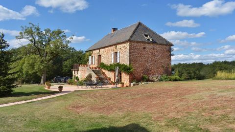 Superb stone property set in more than 12 hectares, located in a magnificent, quiet area, without direct neighbours and with stunning panoramic views of the meadows (8 hectares) and the forests (4 hectares). About fifteen minutes from the DORDOGNE va...