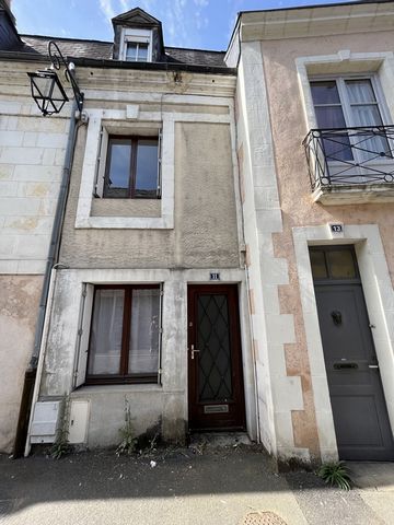 2h15 de PARIS, Centre de Saint-Calais à deux pas des commerces, Jolie maison atypique située dans le centre de la petite citée de caractère. Elle comprend en rez-de-chaussée : une pièce de vie avec l'espace cuisine et porte donnant accès au jardin. S...