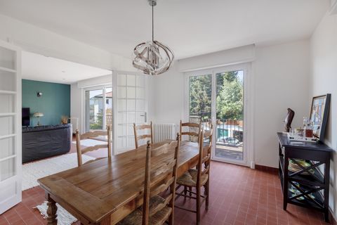 Exclusivity. Located in a sought after area, on the raised ground floor of a Basque house, beautiful renovated apartment of 114.15m2, composed of: - entrance, double living room on terrace of 20m2, kitchen on terrace of 44m2, toilet, 3 bedrooms, 1 wi...