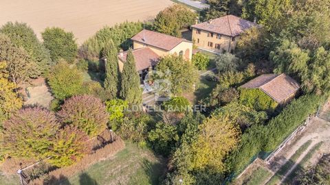 Minerbio Via San Donato Estate - Good condition - Park - Internal lift - Parking spaces A few minutes from Bologna, a splendid residential complex of over 700 m2, totally renovated in 2002, consisting of 5 real estate units, within a 10-hectare park,...