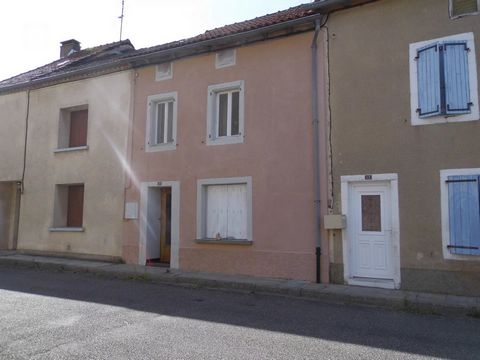 EXCLUSIVE TO BEAUX VILLAGES! In the heart of a village 30 minutes from Albi, this small house is habitable as is but needs some insulation work, windows and heating to live in all year round. Mains drainage, no garden, perfect for rental (possible gi...