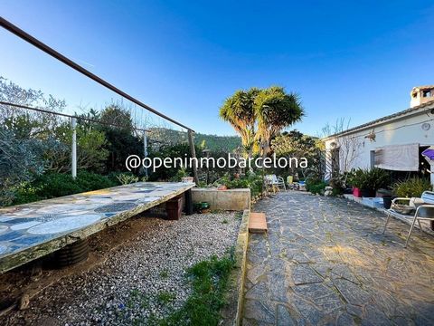House with a flat plot in La Cogullada in the town of Canyelles. On this plot we find 3 constructions (a garage, a summer kitchen with barbecue and the house) It has two entrances from the street, the pedestrian one and the garage one. The plot consi...