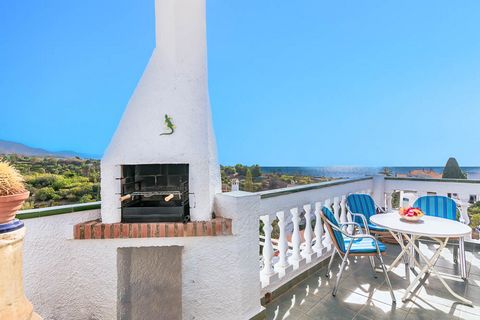 Apartamento de un dormitorio con azotea con estupendas vistas a la montaña, campo y mar, a poca distancia de la Playa Burriana, la más popular de Nerja.