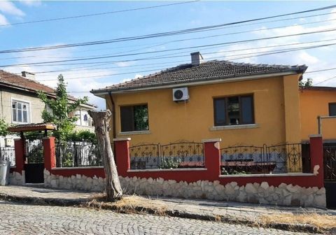 Vendesi immobile composto da una casa indipendente e un cortile attiguo, nel quartiere Baikal, in una strada tranquilla e silenziosa. La casa è vecchia costruzione in mattoni e dopo importanti lavori di ristrutturazione sia all'esterno che all'intern...