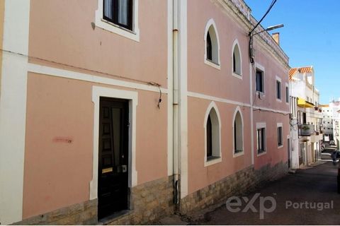 House right in the center of Peniche, Ideal for walking to all shops and services, Living room and dining room, 57m2, Kitchen, 23m2, 5 bedrooms (1 suite, 20m2), 5 bathrooms, Rooftop terrace, 25m2, Fine wood, fireplace, extra kitchen, Manor style arch...