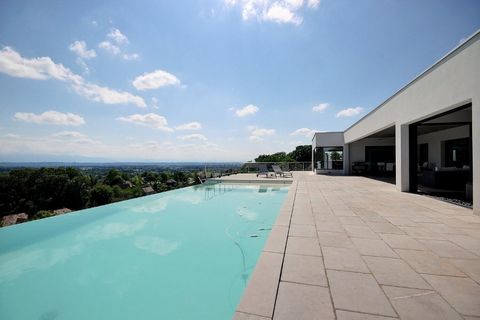 Ref. 4397 SERRES -CASTET - Exceptional. Nestled at the top of the hillside, this superb contemporary villa from 2010 offers you a breathtaking view over the entire Pyrenees chain. 430m2 of living space spread over two levels, including a spacious liv...