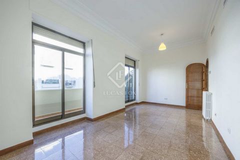 At the entrance of the apartment, the original wooden door and half arch is preserved, giving us access to a large entrance hall. From here, we go to the first bedroom, equipped with a window to the light well, air conditioning with individual thermo...