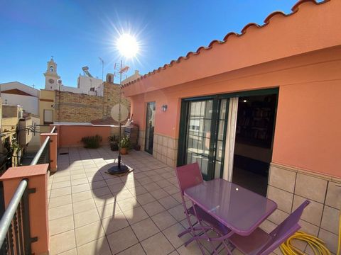 Maison à vendre dans le centre de Sant Carles de la Rapita, Costa Dorada. La maison est répartie sur 3 étages, chacun de 50 m2. Au rez-de-chaussée il y a 2 chambres, 1 salle de bain et un salon. Au premier étage, il y a un salon-salle à manger, une c...