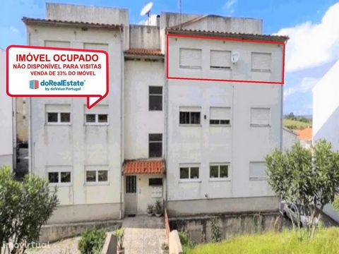 ZAJĘTY. Nieruchomość niedostępna do zwiedzania (odpowiada niepodzielnej części 33,33%), jest zajęta, sprzedawana w tym stanie! 3 pokojowe mieszkanie o powierzchni 99 m² znajduje się po 2 prawej stronie, z garażem i schowkiem w piwnicy w São João da P...