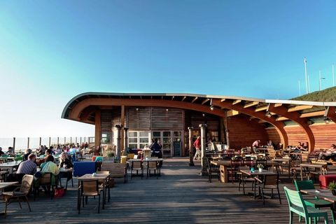 Deze vrijstaande, moderne, gelijkvloerse sea lodges staan op vakantiepark Sea Lodges Zandvoort. Het ligt op slechts 2,6 km. van het gezellige centrum van Zandvoort en op een steenworp afstand van het Noordzeestrand en de Noordzee. U heeft alleen de w...