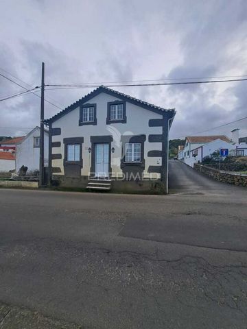 Old house with ashlar stone pointing, located in an area of quick and easy access in the parish of Agualva. Consisting of: Ground floor: Living room, two bedrooms, bathroom and kitchen with dining room. Use of attic: living room, 2 large bedrooms, to...