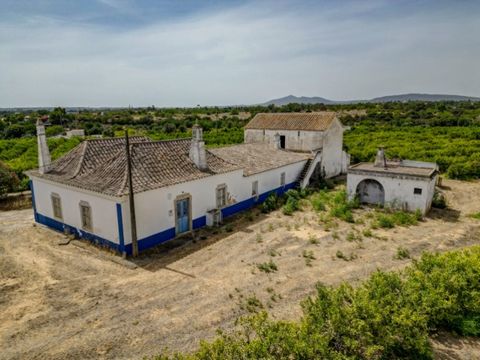 In the Algarve, overlooking the Ria Formosa and close to the EN 125, we find this 5ha farm producing oranges. The Quinta has some houses and support buildings. All the old houses need to be renovated, but you still have the typical Algarve terrace, w...