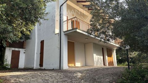 Perugia, Loc. La Trinità: Detached villa on two levels and attic immersed in the woods composed of: - Ground floor: rustic living room, kitchenette, bathroom, garage and technical room; - First floor: entrance, large living room with fireplace, kitch...