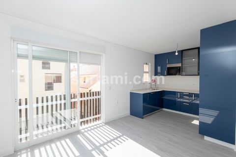 Excellent apartment with one bedroom plus one extra made, located in the prestigious marina of Vilamoura, just a few minutes walk from the beach. Duplex apartment, comprising a large living- and dining room, with plenty of natural light and access to...
