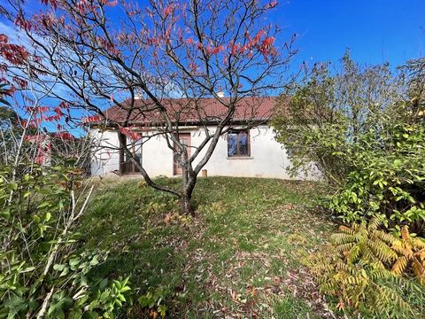 In a small village 15 minutes from Le Creusot. Quiet with stunning views of the hills. Nice Pavilion (108m2) raised on basement. It is composed of a large living room with wood stove, a separate kitchen, 3 bedrooms, a shower room and a separate toile...