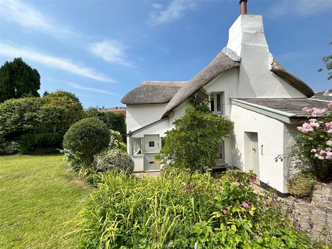 Au cœur du village recherché de Georgeham, à proximité de plages étonnantes telles que Croyde et Putsborough est cette charmante maison individuelle au toit de chaume de 4 chambres. Les propriétaires actuels ont rénové la propriété avec soin et le ch...