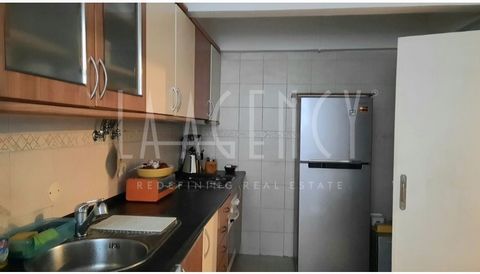 3 bedroom flat in the centre of Algés This 3 bedroom flat, located in the heart of Algés, stands out for its excellent location and excellent condition. With an area of 101 m², the property offers several options for use, being ideal both for own hou...