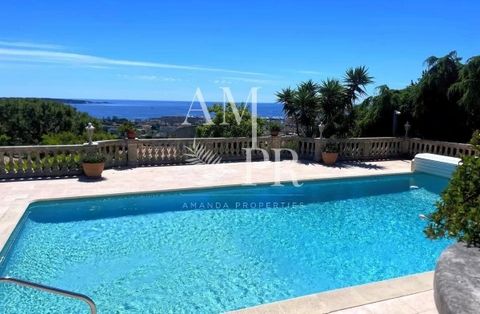 Am Stadtrand von Cannes, in einem privaten, geschlossenen Anwesen, bietet diese Luxusvilla einen herrlichen Meerblick. Erbaut auf einem herrlichen flachen Grundstück von 1679m², das mit Tausenden von mediterranen Arten bepflanzt ist. Die Villa besteh...