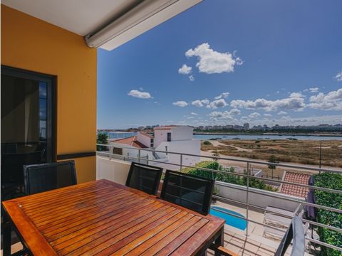 Nichée dans un quartier résidentiel calme de Ferragudo, cette charmante maison de ville de quatre chambres s'étend sur trois étages, avec une piscine privée et plusieurs terrasses. Au rez-de-chaussée, vous trouverez une cuisine entièrement équipée, u...