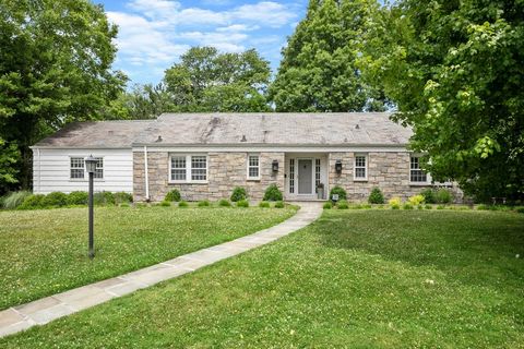 Fabulous open-plan, modern mid-century ranch in the heart of the Quaker Ridge neighborhood of the highly-acclaimed Scarsdale School District. This contemporary home is within walking distance to worship, the Elementary School, and the 5-Corners shops...