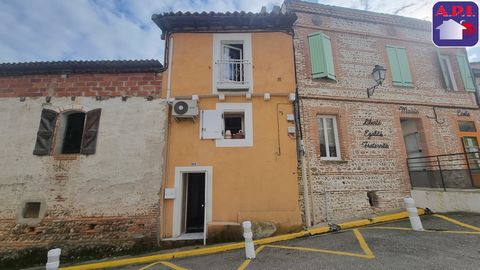 CASA DI VILLAGGIO In esclusiva, nei pressi di Saverdun, presentiamo questa tranquilla casa di paese su tre livelli comprendente al piano terra una cucina attrezzata e un bagno, al primo piano una camera da letto, al secondo piano una stanza da vivere...