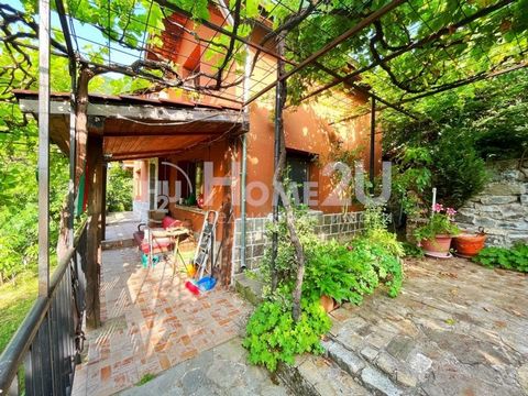 Vi presentiamo con grande piacere una villa in una delle zone più preferite nella regione di Plovdiv - vale a dire il villaggio di Bachkovo! La casa è adatta per una proprietà per le vacanze, affittata per pernottamenti ed è un luogo fantastico per r...