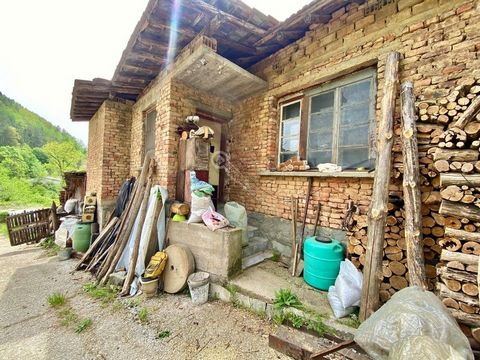 Imoti Tarnovgrad erbjuder dig ett monolitiskt hus i Tarnovo-distriktet. Smirnenski, 6 km fran centrum av Smirnenski. Gabrovo. Fastigheten ligger på en asfalterad gata med tillgång året runt. Husets läge är som följer: hall, kök, två sovrum, badrum me...